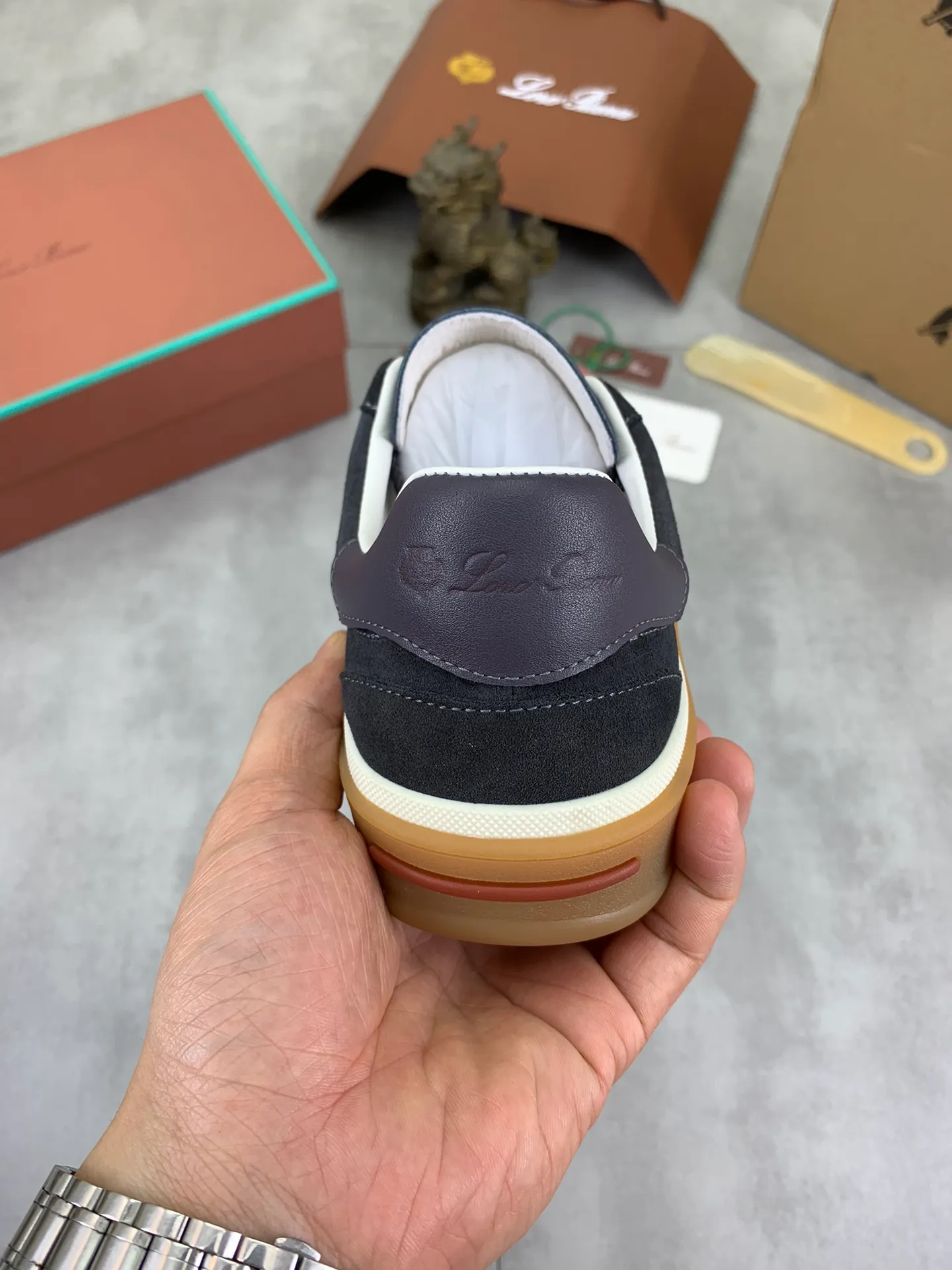 Men's Men's Shoes 💰P540 New 💰High Quality Loro Piana 💯Top Authentic Grade💯Buy the original 1:1 copy💯 Founded the existing Loro Piana company on April 24, 1924. It is now the sixth generation of family business, providing top quality products to customers who are discerning in taste and quality. Imported original fabrics, made of plain calfskin lining. Hand-sewn threads with cowhide feet. Original packaging. Size: 38-45. 7⃣️ colors available.